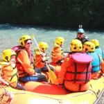 briefing au bord de l'eau pour un rafting avec des enfants