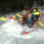 raft plongeant dans une grosse vague sur la romanche
