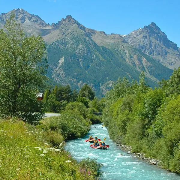 image large de deux raft descendant la guisane, au fond il y a de magnifiques montagnes