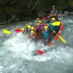 rafting passant dans une enorme vague sur la romanche à la grave