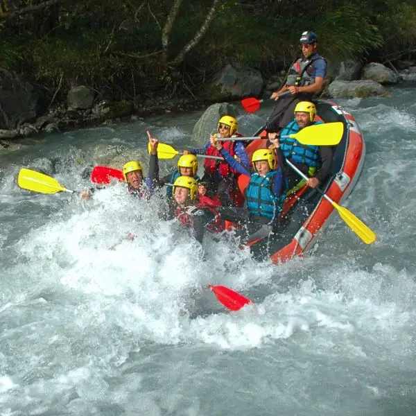 rafting passant dans une enorme vague sur la romanche à la grave